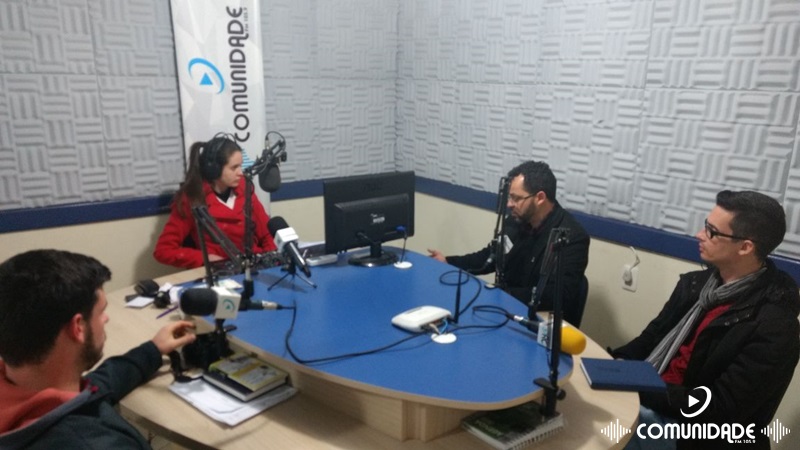 Ir para  <p><big>Na manh&atilde; desta ter&ccedil;a-feira (22), recebemos nos est&uacute;dios da Comunidade FM o diretor do <em>campus</em> Erechim da Universidade Federal da Fronteira Sul- UFFS, Anderson Alves Ribeiro,...
